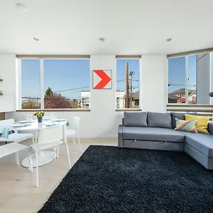 Apartment Modern Townhome In Seattle's District With Rooftop Seattle